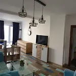 Sunny Seaside Retreat In Apartament *