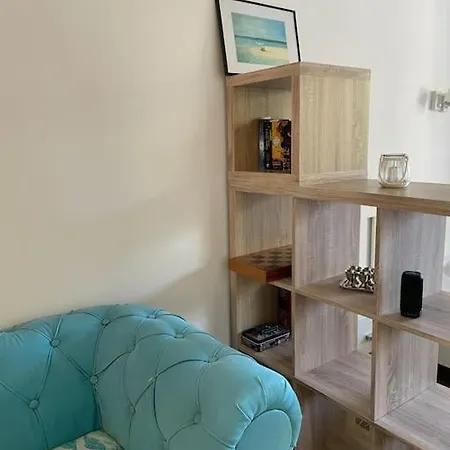 Sunny Seaside Retreat In Apartman